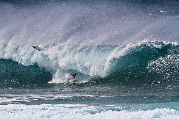 Banzai Pipeline, Oahu's North Shore
Large swell hitting