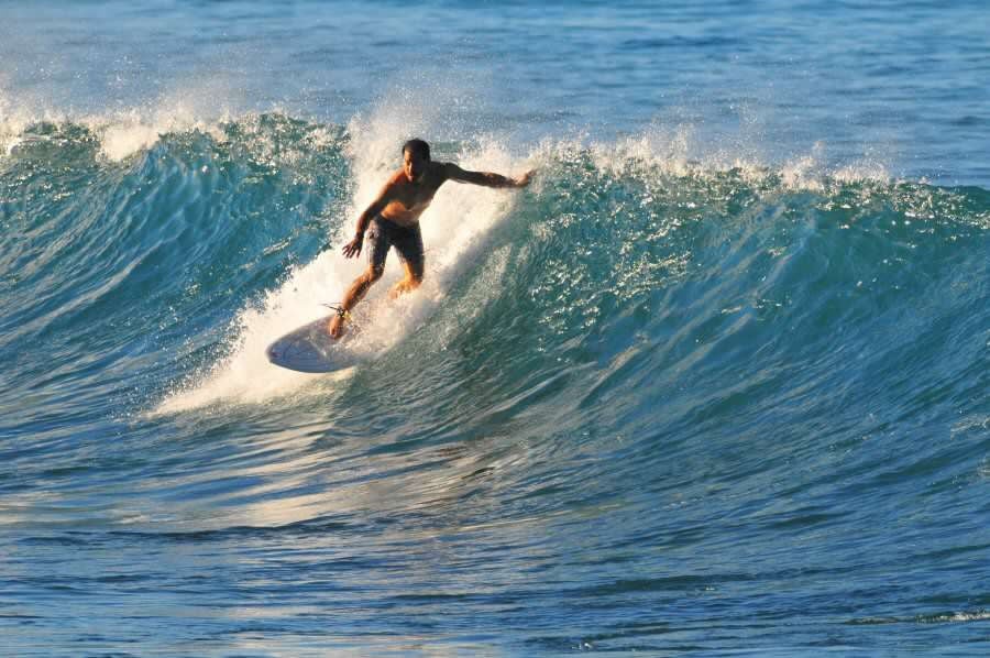 Kewalos, surfing photo